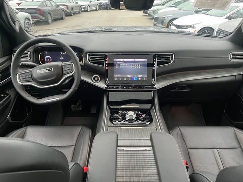 Used 2024 Jeep Wagoneer Series III w/ Premium Group I image 17