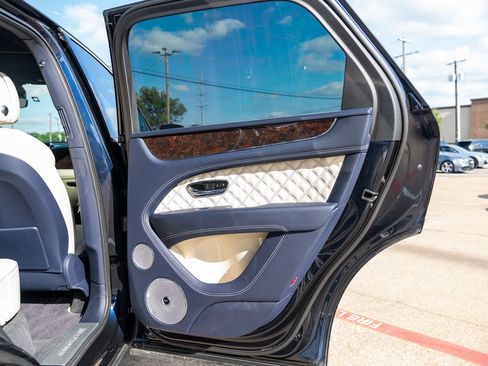Used 2021 Bentley Bentayga AWD/4WD image 32