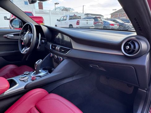 Used 2024 Alfa Romeo Giulia Veloce image 17