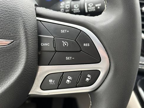 Used 2024 Chrysler Pacifica Limited FWD image 24