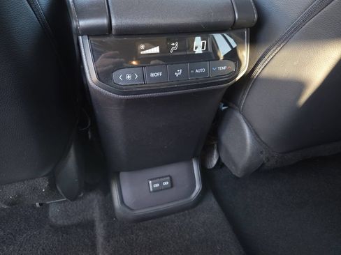 Used 2024 Toyota Highlander XLE AWD/4WD image 22