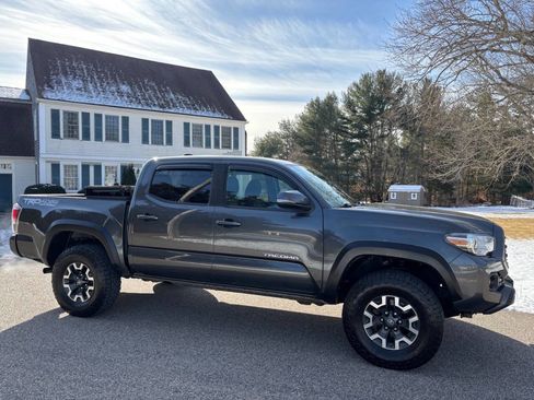 Used 2020 Toyota Tacoma TRD Off-Road w/ Technology Package image 6