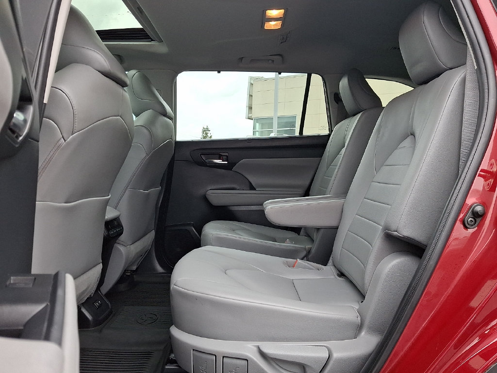 Used 2021 Toyota Highlander XLE AWD/4WD image 9
