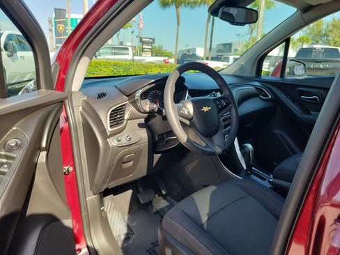 Used 2017 Chevrolet Trax LT FWD image 9