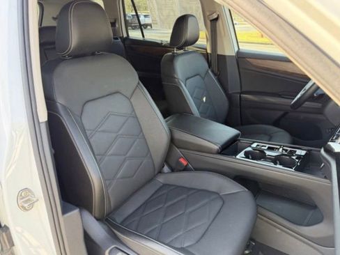 Used 2025 Volkswagen Atlas SE FWD image 18