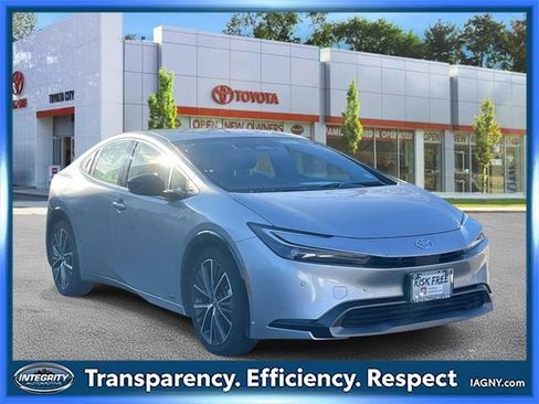 Certified 2023 Toyota Prius XLE image 1