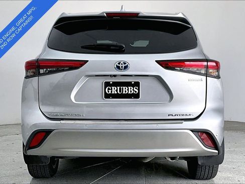 Used 2023 Toyota Highlander Platinum FWD image 5