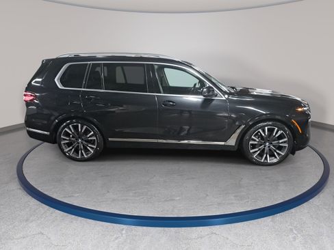 Used 2025 BMW X7 xDrive40i w/ Premium Package AWD/4WD image 4