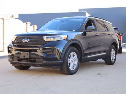 Used 2023 Ford Explorer XLT AWD/4WD image 2