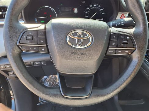 Certified 2025 Toyota Sienna LE FWD image 19
