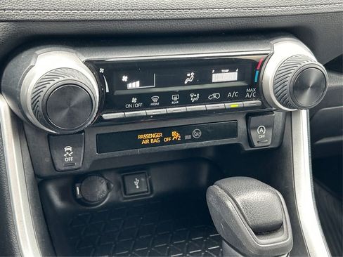 Used 2020 Toyota RAV4 LE image 29