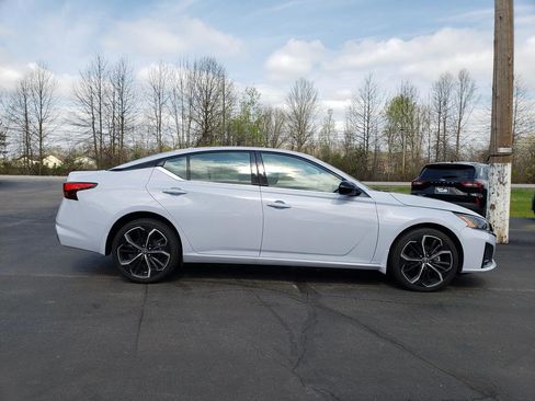 Used 2023 Nissan Altima 2.5 SR w/ SR Premium Package AWD/4WD image 4