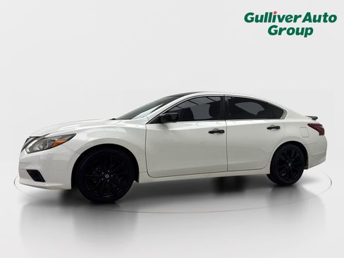 Used 2017 Nissan Altima 2.5 SR w/ Midnight Edition Package FWD image 2