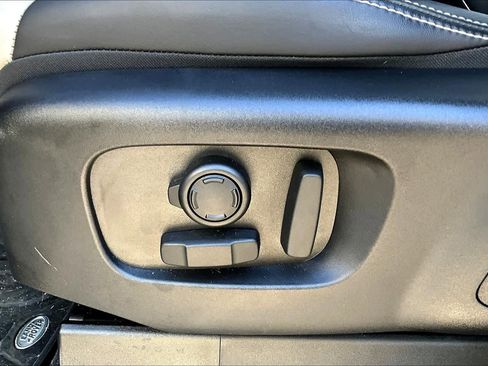 Used 2023 Land Rover Discovery Metropolitan Edition image 35