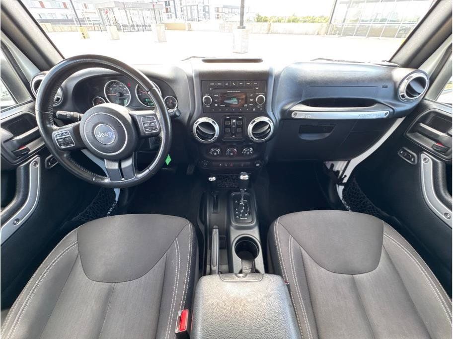 Used 2017 Jeep Wrangler Unlimited Sahara w/ Connectivity Group AWD/4WD image 15