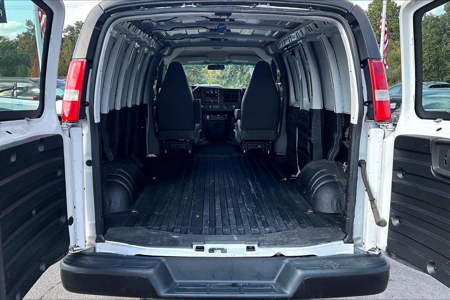 Used 2020 GMC Savana 2500 w/ Driver Convenience Package RWD image 4