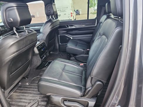 Used 2022 Jeep Wagoneer Series III w/ Flexible Seating Group AWD/4WD image 8