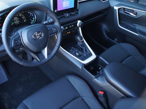 Used 2025 Toyota RAV4 SE image 2