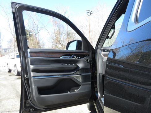 Used 2023 Jeep Grand Wagoneer Series II w/ Premium Group II image 9