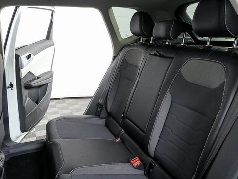 Certified 2025 Volkswagen Taos SE image 13