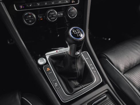 Used 2018 Volkswagen Golf R 4-Door image 56