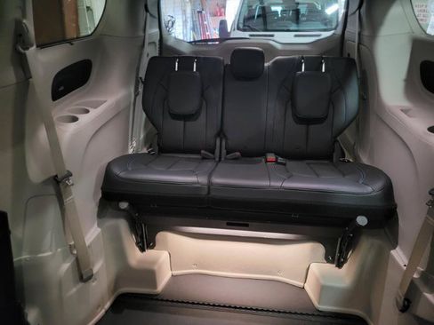Used 2021 Chrysler Pacifica Touring-L w/ Premium & Safety Sphere Group FWD image 3
