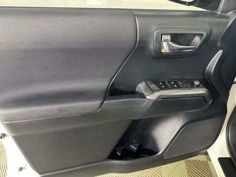 Used 2016 Toyota Tacoma TRD Sport image 9