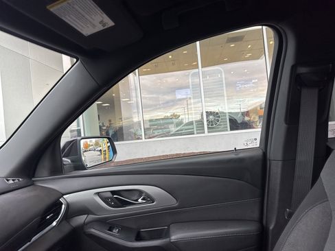 Used 2023 Chevrolet Traverse LT w/ Rear Camera Mirror Package image 30