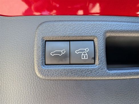 Used 2021 Toyota Venza XLE image 33