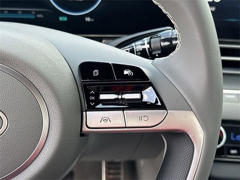 New 2025 Hyundai Elantra SEL image 18