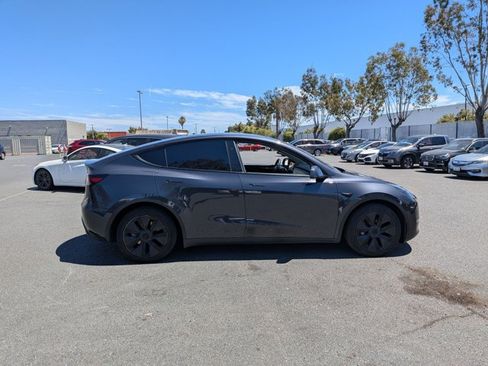 Used 2024 Tesla Model Y Long Range AWD/4WD image 4