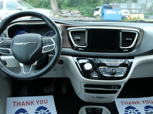 Used 2017 Chrysler Pacifica Touring-L FWD image 16