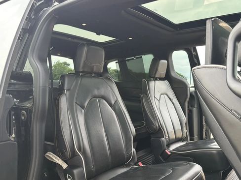 Used 2018 Chrysler Pacifica Limited w/ Advanced Safetytec Group FWD image 71