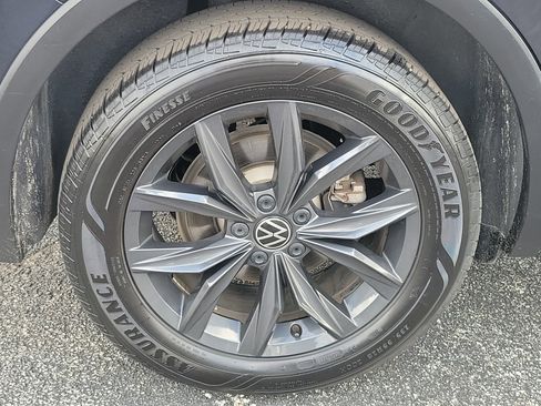 Used 2024 Volkswagen Tiguan SE image 7