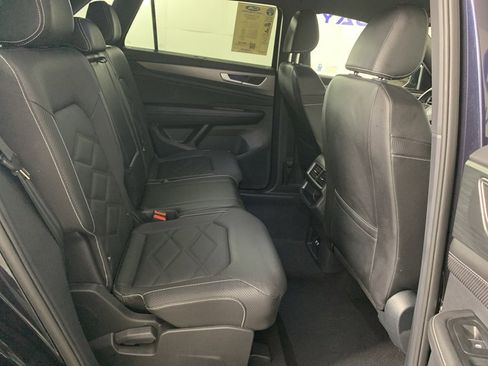 Used 2025 Volkswagen Atlas Cross Sport SE image 39
