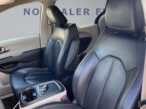Used 2023 Chrysler Pacifica Touring-L FWD image 21