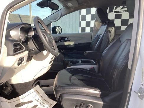 Used 2023 Chrysler Pacifica Touring-L image 22