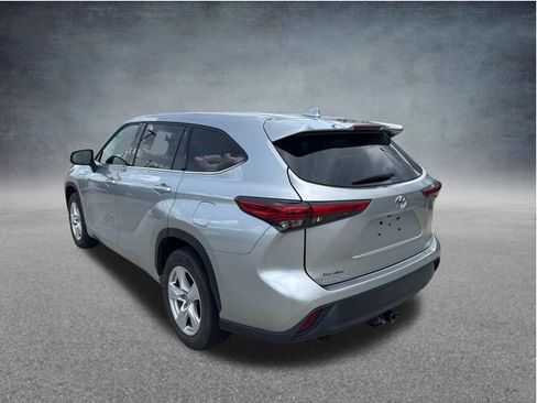 Used 2021 Toyota Highlander L FWD image 7