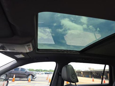 Used 2024 Volkswagen Tiguan SE R-Line image 9