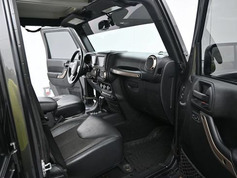 Used 2017 Jeep Wrangler Unlimited Sahara AWD/4WD image 6
