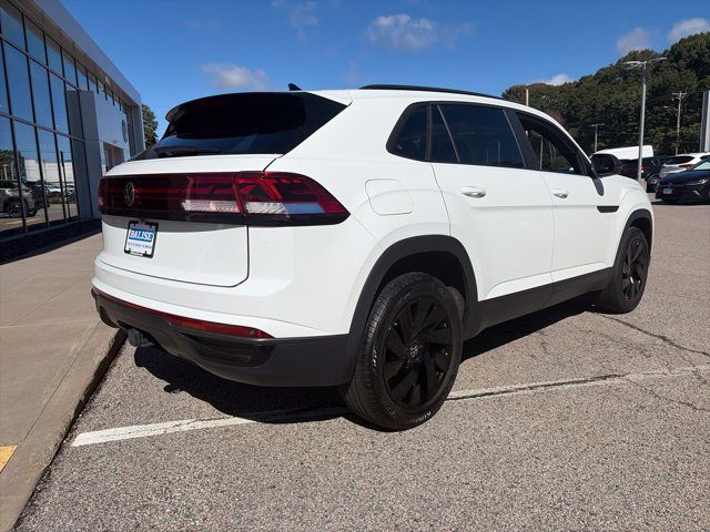 Used 2024 Volkswagen Atlas Cross Sport SE AWD/4WD image 3