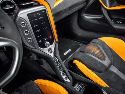 Used 2024 McLaren 750S Spider image 32