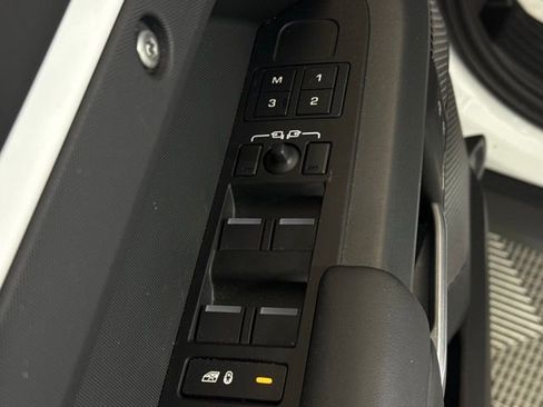 Certified 2024 Land Rover Defender 110 X-Dynamic SE image 30