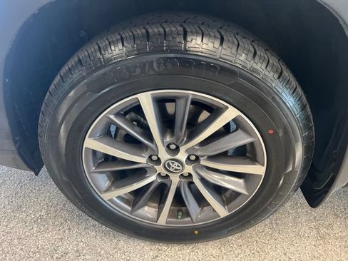 Used 2019 Toyota Highlander XLE AWD/4WD image 13