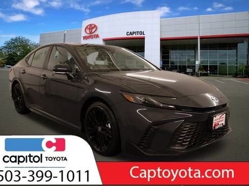 Used 2025 Toyota Camry SE image 1
