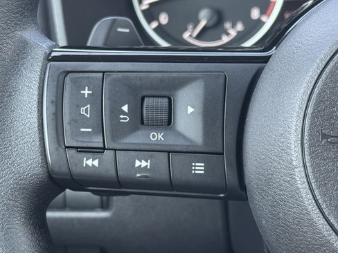 Used 2023 Nissan Rogue SV image 16