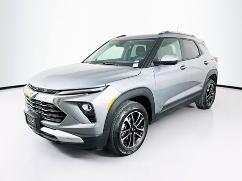Used 2025 Chevrolet TrailBlazer LT image 3