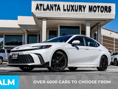 Used 2025 Toyota Camry SE image 3