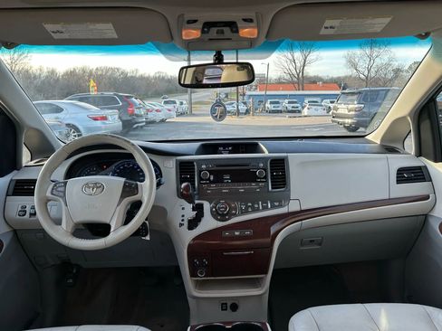 Used 2012 Toyota Sienna XLE FWD image 25