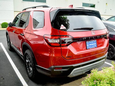 Used 2025 Honda Pilot TrailSport image 7